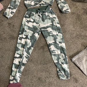 2 piece camo cropped sweat suit